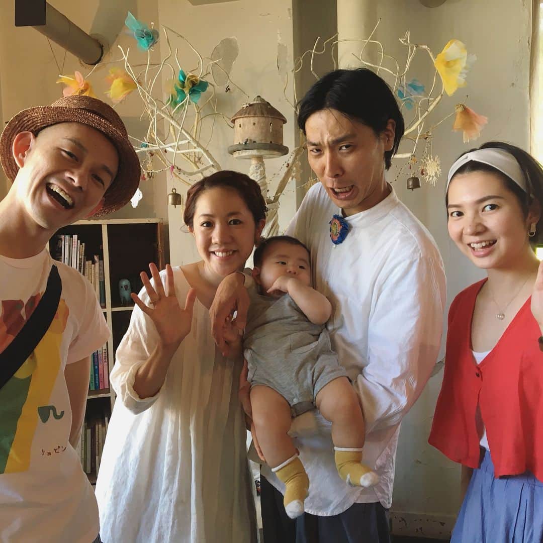 松本野々歩のインスタグラム：「【北東北ツアーの話】 秋田のラブリーな家族 ミュージシャン英心くんと あやちゃんと はじめましての太心 お寺の和尚 紫山さん  盛岡で保育園での演奏を企画してくれてた 盛岡の姉ちゃん華子さんと 赤ちゃんの時から知ってる子どもたち  盛岡のお洒落でとっても美味しいガトーショコラ屋さん oodの皆さん Jazzy Sportのお兄さんともお話しました  会うとホッとして ただいまーって言いたくなる 東家の馬場さんと やすこさん  オガールで ファンですと声をかけてくれた すてきなワカメ屋さん  みんな あたたかすぎるるる」