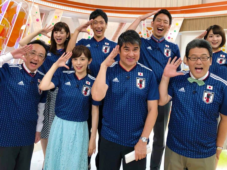 久慈暁子さんのインスタグラム写真 - (久慈暁子Instagram)「* 日本中が熱くなった今日の試合⚽️🇯🇵 私はめざましの準備をしながら みんなで観戦しました。 2点リードした時は みんなで手をとって喜び合いました！ 悔しいけれど、 沢山の夢を見させてくれました✨ めざましの3時間の生放送で 悔しさを未来への希望に 変えることができた気がします。 全力で戦う姿に 沢山の勇気と感動をもらいました😭✨ 日本代表の皆さんお疲れ様でした☺️ * #ワールドカップ #サッカー #日本代表 #西野JAPAN #めざましテレビ  #永島昭浩 さん」7月3日 21時15分 - kuji_akiko