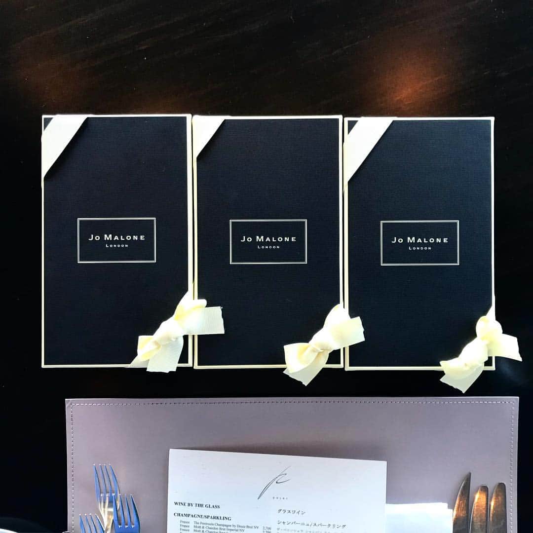 岩上陽子のインスタグラム：「🕯🕯🕯* * 高級な香りを嗅ぎたい(疲) 矢先のJO MALONE🎁🔥* * * thank you💋 @mido.performance * * * #jomalone#jomalonelondon#gift🎁 #aromacandle#candle#candles#present#thankyou#peninsulatokyo#ジョーマローン#ジョーマローンロンドン#キャンドル#アロマキャンドル#ギフト#プレゼント#誕生日プレゼント#癒しグッズ#リラックスタイム#アラサー#アラフォー#ママライフ#アロマの香り#子育てママ#育児中#🕯#🎁」