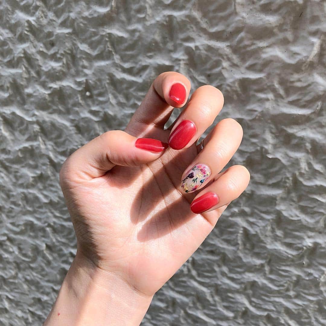 吉田佳菜さんのインスタグラム写真 - (吉田佳菜Instagram)「ㅤㅤㅤㅤㅤㅤㅤㅤㅤㅤㅤㅤㅤ ㅤㅤㅤㅤㅤㅤㅤㅤㅤㅤㅤㅤㅤ new nail ♡ ㅤㅤㅤㅤㅤㅤㅤㅤㅤㅤㅤㅤㅤ オレンジと赤とブラウンを 混ぜた感じの色がいいです！ とワガママオーダーをしたら ちえさん(@chie.1113)が理想通りの 色にしてくださいました🧡❤️🐻 ㅤㅤㅤㅤㅤㅤㅤㅤㅤㅤㅤㅤㅤ 薬指は押し花とちえさん手描きの葉っぱで ほんまにお花が咲いてるみたいで めちゃめちゃかわいい〜🌹💐 ㅤㅤㅤㅤㅤㅤㅤㅤㅤㅤㅤㅤㅤ ㅤㅤㅤㅤㅤㅤㅤㅤㅤㅤㅤㅤㅤ ちえさんいつもありがとうございます♡ ㅤㅤㅤㅤㅤㅤㅤㅤㅤㅤㅤㅤㅤ ㅤㅤㅤㅤㅤㅤㅤㅤㅤㅤㅤㅤㅤ #nail #赤ネイル #秋ネイル #ちゃんちえネイル #ちわこnail  #ちわこの休日 ㅤㅤㅤㅤㅤㅤㅤㅤㅤㅤㅤㅤㅤ ㅤㅤㅤㅤㅤㅤㅤㅤㅤㅤㅤㅤㅤ」7月3日 23時06分 - yshdkana
