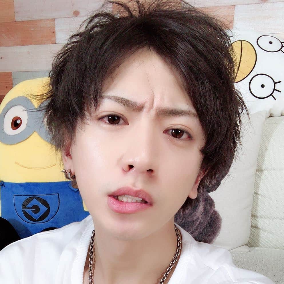 VAMBIのインスタグラム：「ヤンキー風アップバンク‼️デコ出しはパリピがやるイメージwソワソワするから絶対これで外は歩けない_(┐「ε:)_ｽﾞｺｰ  #youtube #youtuber #youtubers #youtubechannel #ヘアアレンジ  #ヘアカラー  #ヘアスタイル」