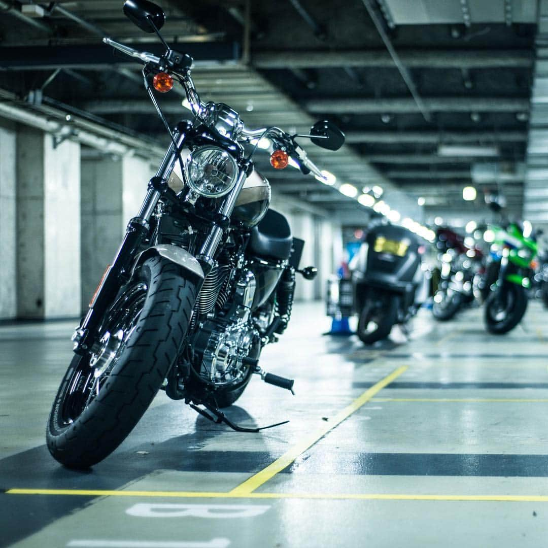 Harley-Davidson Japanさんのインスタグラム写真 - (Harley-Davidson JapanInstagram)「都会の静寂が心地良い夜。#ハーレー #harley #ハーレーダビッドソン #harleydavidson #バイク #bike #オートバイ #motorcycle #1200カスタム #1200custom #xl1200c #スポーツスター #sportster #駐車場 #駐輪場 #parking #街 #city #静寂 #silence #アーバン #urban #東京 #tokyo #2018 #自由 #freedom」7月3日 23時33分 - harleydavidsonjapan