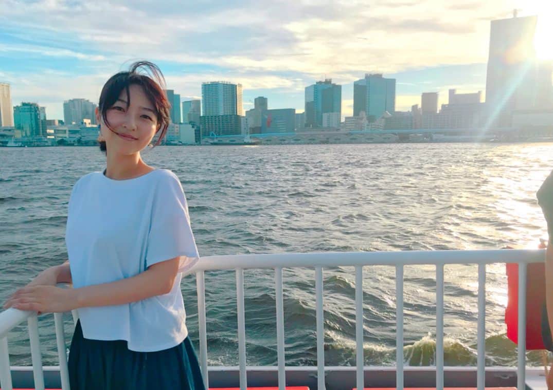 平田裕香のインスタグラム：「お元気ですか？  短い梅雨が明けて、とうとう夏です。 あっという間の6月が過ぎて7月です。 7月？え？7月ですって？ 驚きを隠せません。  私は元気でいたいです。 でも夏に弱いのでなかなかそうも言ってられません。 夜になっても暑いとか、やってられません。  とりあえず、どうかこの夏も楽しい思い出作っていきましょうね。  平田。  水分補給をこまめにね。  photo By#寺崎裕香 #水上バス  思いのほか橋げたのギリギリを通ってびっくりしました。そんな初夏。」