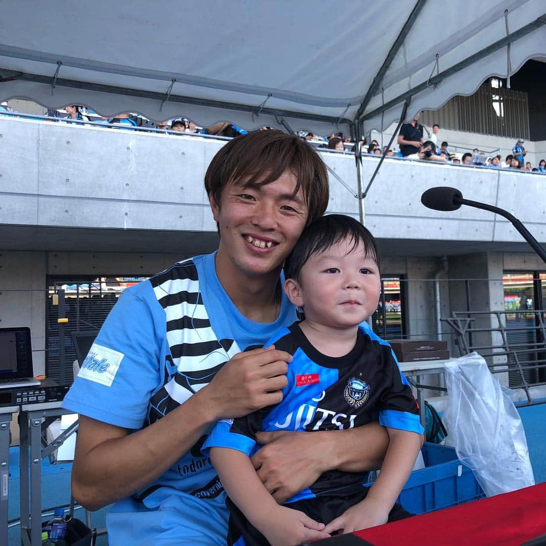 齋藤学のインスタグラム：「ファン感で、37番のユニフォームを着た子供と写真(^ ^) SNSに載せる許可は得ました。  フロンターレでのファン感は なにより距離がちかい。 凄かったー。 ありがとうございました。  後半戦怪我せず、フロンターレの力になれるよう頑張ります！」