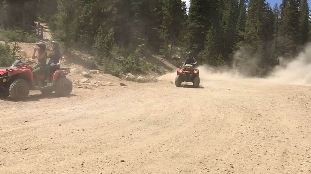 マイケル・シャンクのインスタグラム：「Throttle, slide.」