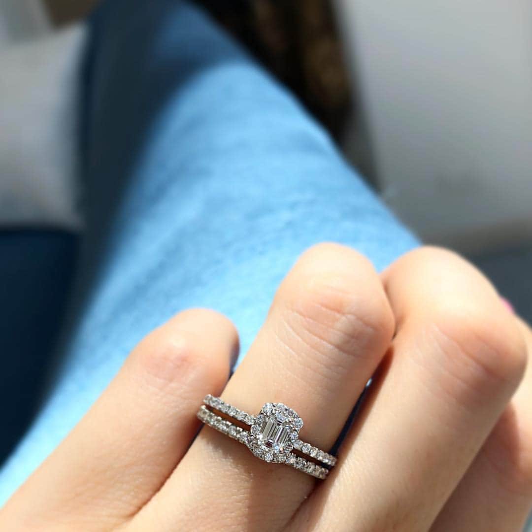 ヴァンドーム青山さんのインスタグラム写真 - (ヴァンドーム青山Instagram)「. 【 Bridal ring 】 瑞々しい透明感を湛えたエメラルドカットダイヤモンドの周囲を、小さなメレダイヤモンドでふちどったクラシカルな雰囲気のエンゲージメントリング。フルエタニティ マリッジリングと重ねて華やぎのある洗練された手元に。 ＊ < エンゲージメントリング > ￥370,000+tax〜 < マリッジリング > ￥140,000+tax ＊ ブライダルフェア開催中！ https://vendome.jp/bridal/ ＊ #婚約指輪 #エンゲージリング  #結婚指輪 #マリッジリング #vendomegrace  #プレ花嫁 #プロポーズ #結婚 #wedding  #プレ花嫁準備  #vendomeaoyamabridal #ヴァンドーム青山 #vendomeaoyama」7月4日 8時54分 - vendomeaoyama_official