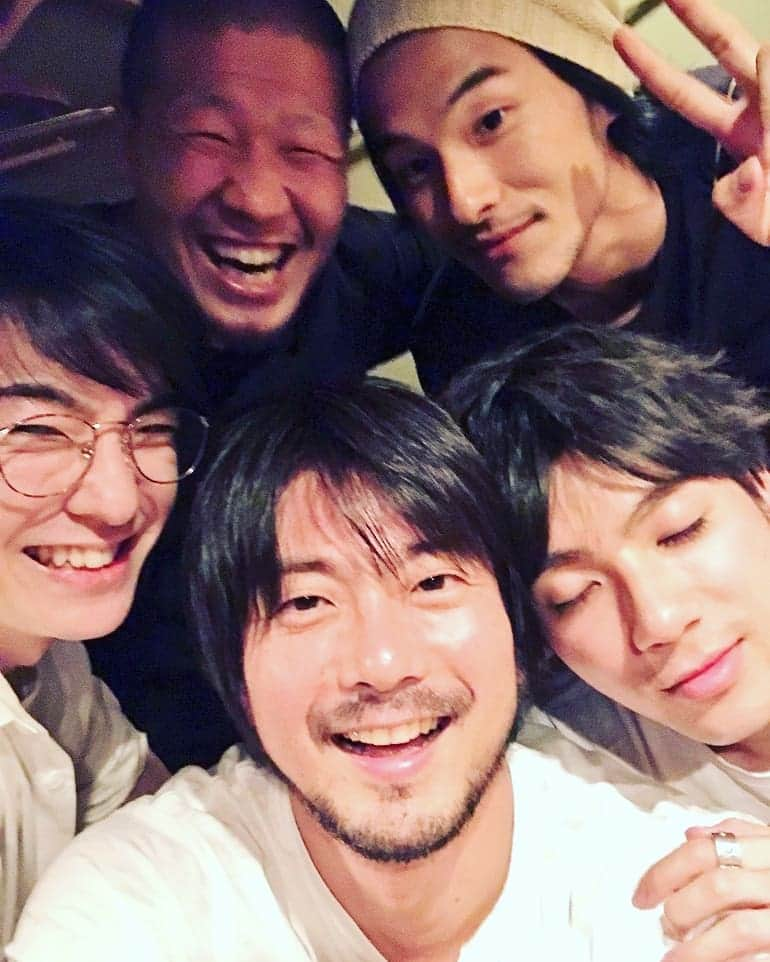 山田裕貴さんのインスタグラム写真 - (山田裕貴Instagram)「朝４時半起きからの、撮影からの、#鬼邪高 会。眠気とお酒で意識が…。 最強の仲間たち。好き。好き。大好き。 ←女子か ノリさんご馳走様でした。  DTCの映画を見たらわかります。 いくぞ、鬼邪高女子～‼️ #highlow  #鬼邪高校」7月4日 9時12分 - 00_yuki_y