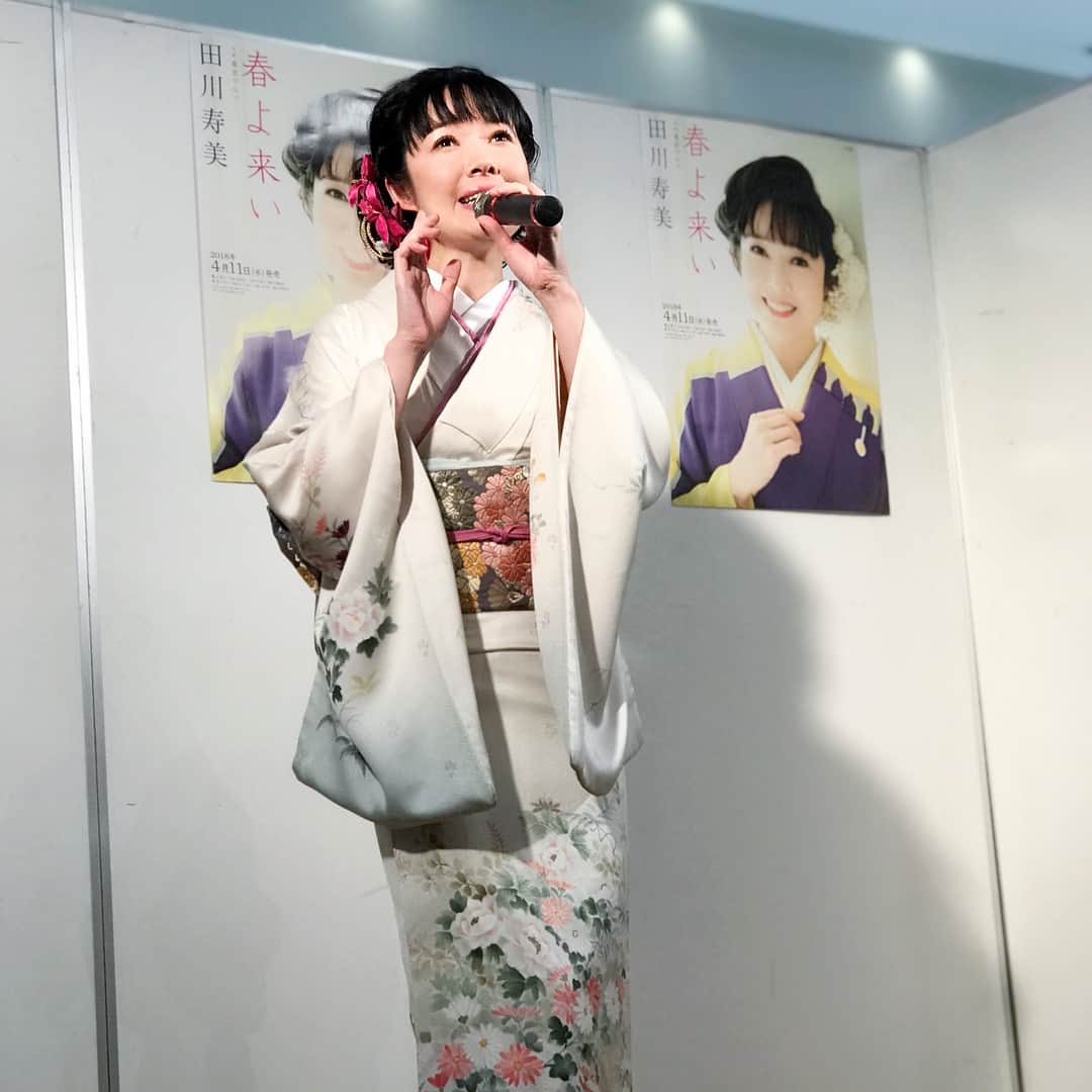 田川寿美さんのインスタグラム写真 - (田川寿美Instagram)「付下げ。帯も着物も花三昧。やはり着物は花柄が似合いますね！ #花 #付下げ #着物 #演歌 #歌手 #enka #kimono」7月4日 11時35分 - toshimi_tagawa