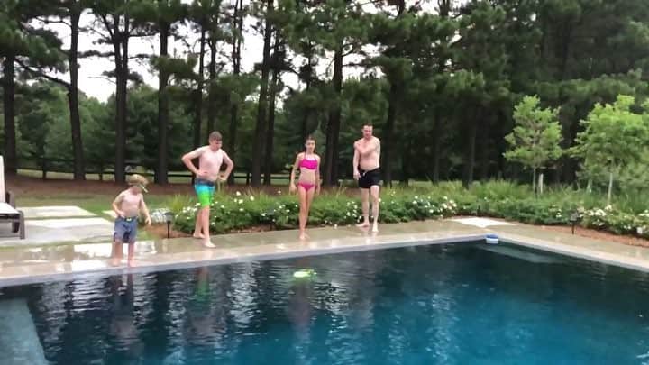 ヒース・フリーマンのインスタグラム：「Eli with the leap frog, Owen with the bellyflop, Sarah Cate with the rotating pencil, and me with the can opener. #freemansummer」