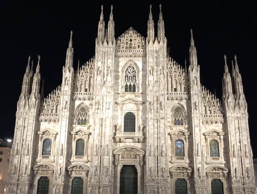 菊地亜美さんのインスタグラム写真 - (菊地亜美Instagram)「・ 🇫🇷→🇮🇹Milano🍕🍝❤️ ドゥオーモの目の前のテラスでご飯🍴✨ 明るい時も素敵だったけど、 ライトアップされてからは さらに美しくて感動的で ロマンチック💕 これ私の方が大きくて旦那さん小さくみえるけど、 見えるだけです！笑 ・ #新婚旅行#ハネムーン#honeymoon #イタリア#Milano#🇮🇹#ドゥオーモ」7月4日 21時51分 - amikikuchi0905