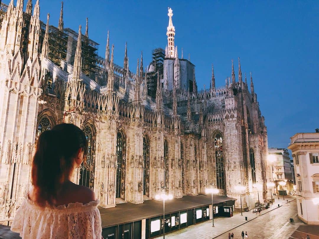 菊地亜美さんのインスタグラム写真 - (菊地亜美Instagram)「・ 🇫🇷→🇮🇹Milano🍕🍝❤️ ドゥオーモの目の前のテラスでご飯🍴✨ 明るい時も素敵だったけど、 ライトアップされてからは さらに美しくて感動的で ロマンチック💕 これ私の方が大きくて旦那さん小さくみえるけど、 見えるだけです！笑 ・ #新婚旅行#ハネムーン#honeymoon #イタリア#Milano#🇮🇹#ドゥオーモ」7月4日 21時51分 - amikikuchi0905