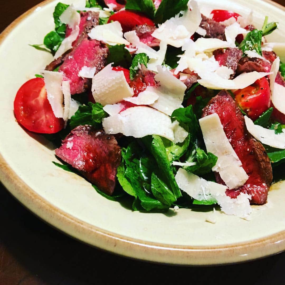 志摩有子さんのインスタグラム写真 - (志摩有子Instagram)「赤身のお肉でタリアータ。ルッコラ、トマトに削ったパルミジャーノ。仕上げに熟成バルサミコとオリーブオイル。ステーキ一枚分でふたりが楽しめる。 #タリアータ #赤身マニア #ランプ肉」7月4日 21時53分 - ariko418