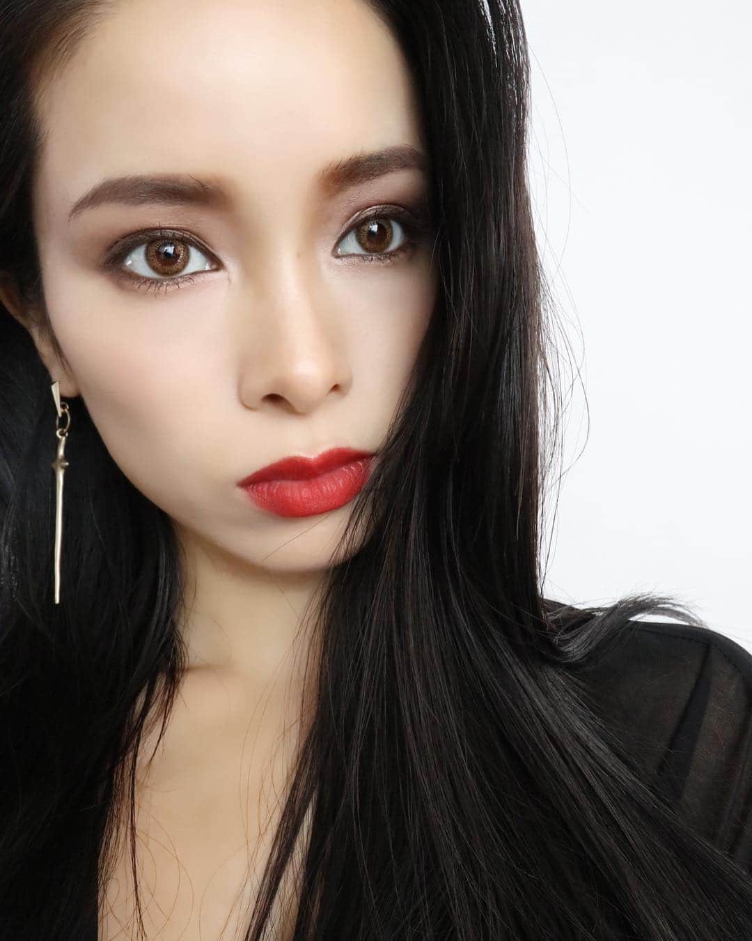 尾崎紗代子さんのインスタグラム写真 尾崎紗代子instagram 撮影メイク W 仕上がりたのしみ W カラコンは相変わらず Twinkle Sercret のメープルブラウン 本当にこれしかつけてないな そしてリップは Maccosmeticsjapan のチリ やっぱりこれしかつけ