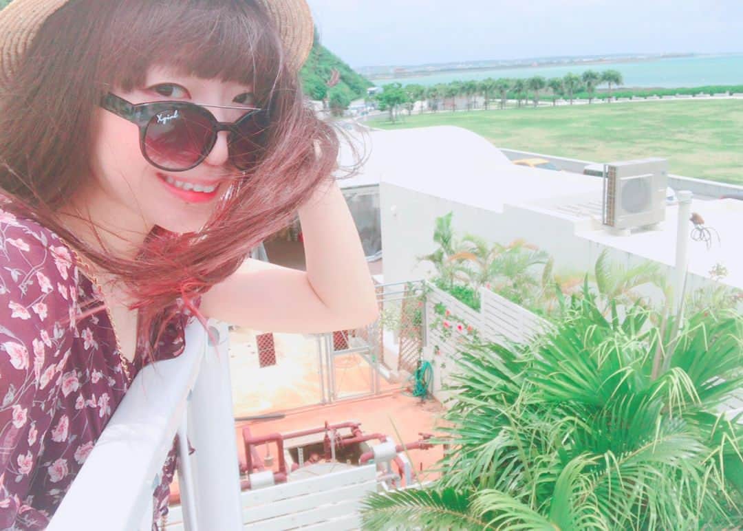 ぱいぱいでか美のインスタグラム：「沖縄えれ婚バス写真続き。 待機姿勢に入るまで、実は結構時間があったのでうみかじテラスを満喫しました。 ꙳ #えれ婚バス #絵恋ちゃん #沖縄 #うみかじテラス #琉球石鹸 #猫 ꙳ 一個前の投稿で、入るような海じゃなかったって書いたけど うみかじテラスはそもそもテラスから海眺めるとこなんだな、多分！ いろんなお店から眺める景色がとても綺麗でした〜。 風も日差しも心地よかった、この時はまだ。笑 琉球石鹸もカラフルで気になった！ 初日だから荷物増やせないなーと思って買わなかったけど その後琉球石鹸に出会わなかったから買っておけばよかったかも。 あと沖縄は全体的に猫が自由にいる感じがいいよね。」