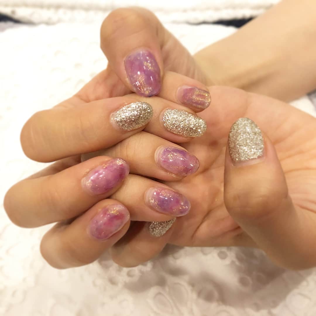 木浪しほのインスタグラム：「💅💅💅 、 この前のネイルの進化系☝️ 進化というかめんどくさくなって簡単にしただけです😂 、 クリア感強目のマーブルにラメ一色塗り！ 涼しげでかわいかった💕💅 、 6/6 #きなネイル#セルフネイル#セルフネイラー#ジェルネイル#newnail #selfnail #gelnail #マーブルネイル#クリアマーブル#ラメ一色塗り#ラメ#ゴールド#2018夏ネイル」