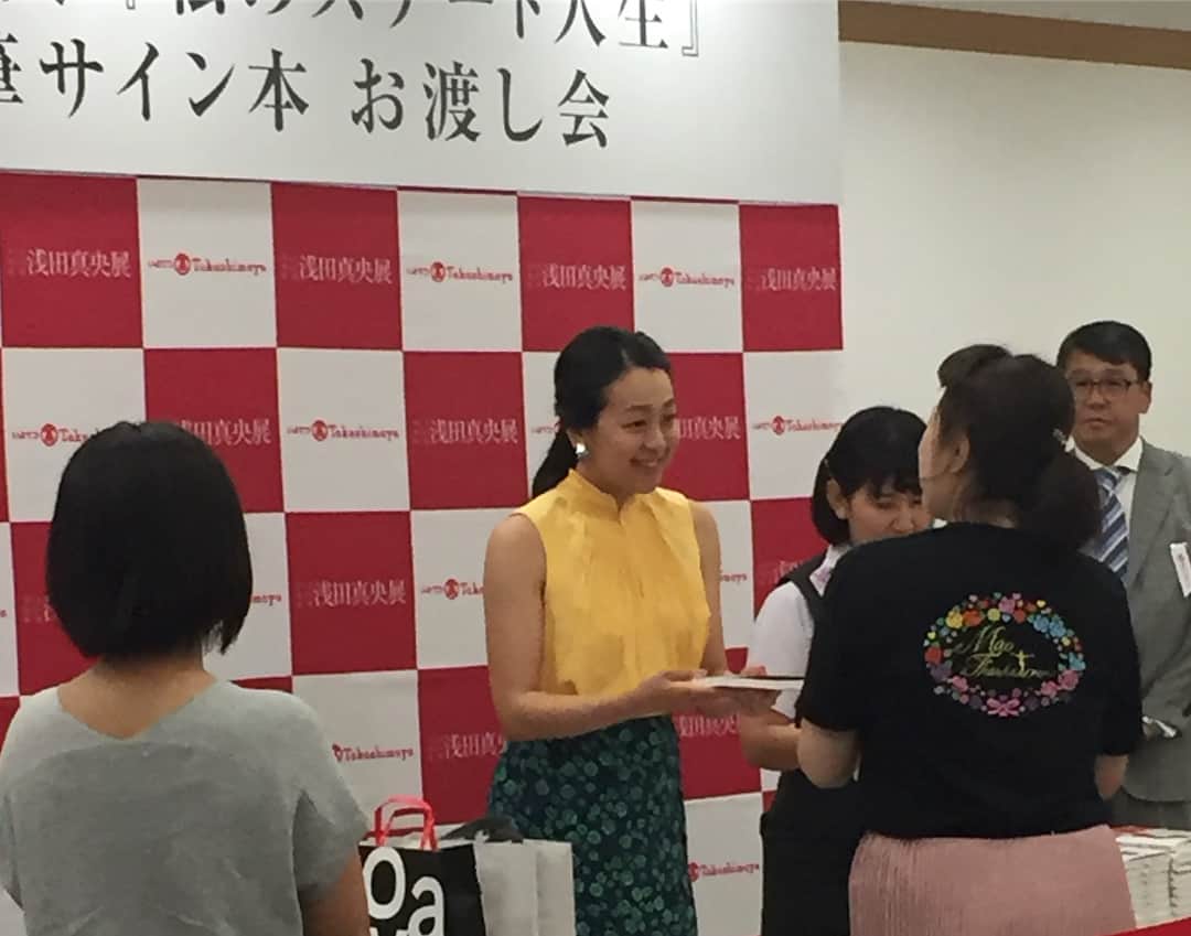 浅田真央さんのインスタグラム写真 - (浅田真央Instagram)「サイン本 お渡し会 今回からサインが変わりました😊」7月4日 14時15分 - maoasada2509