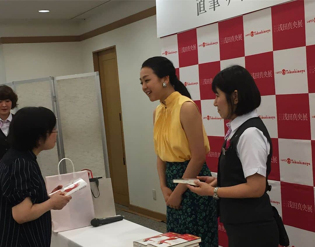 浅田真央さんのインスタグラム写真 - (浅田真央Instagram)「サイン本 お渡し会 今回からサインが変わりました😊」7月4日 14時15分 - maoasada2509