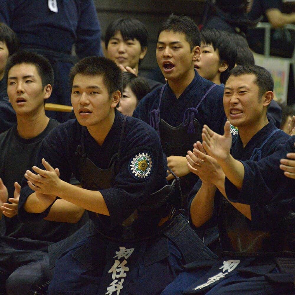 大阪府警察さんのインスタグラム写真 - (大阪府警察Instagram)「6月の警察学校の学生の様子をお伝えします。 学生たちは、一人前の警察官になるために、日々、仲間たちと厳しい訓練や知識の習得に励んでいます。所属対抗剣道大会と授業風景です。 #大阪府警察公式#大阪府警察学校#警察官#教官#剣道#授業」7月4日 16時42分 - fukei_koho