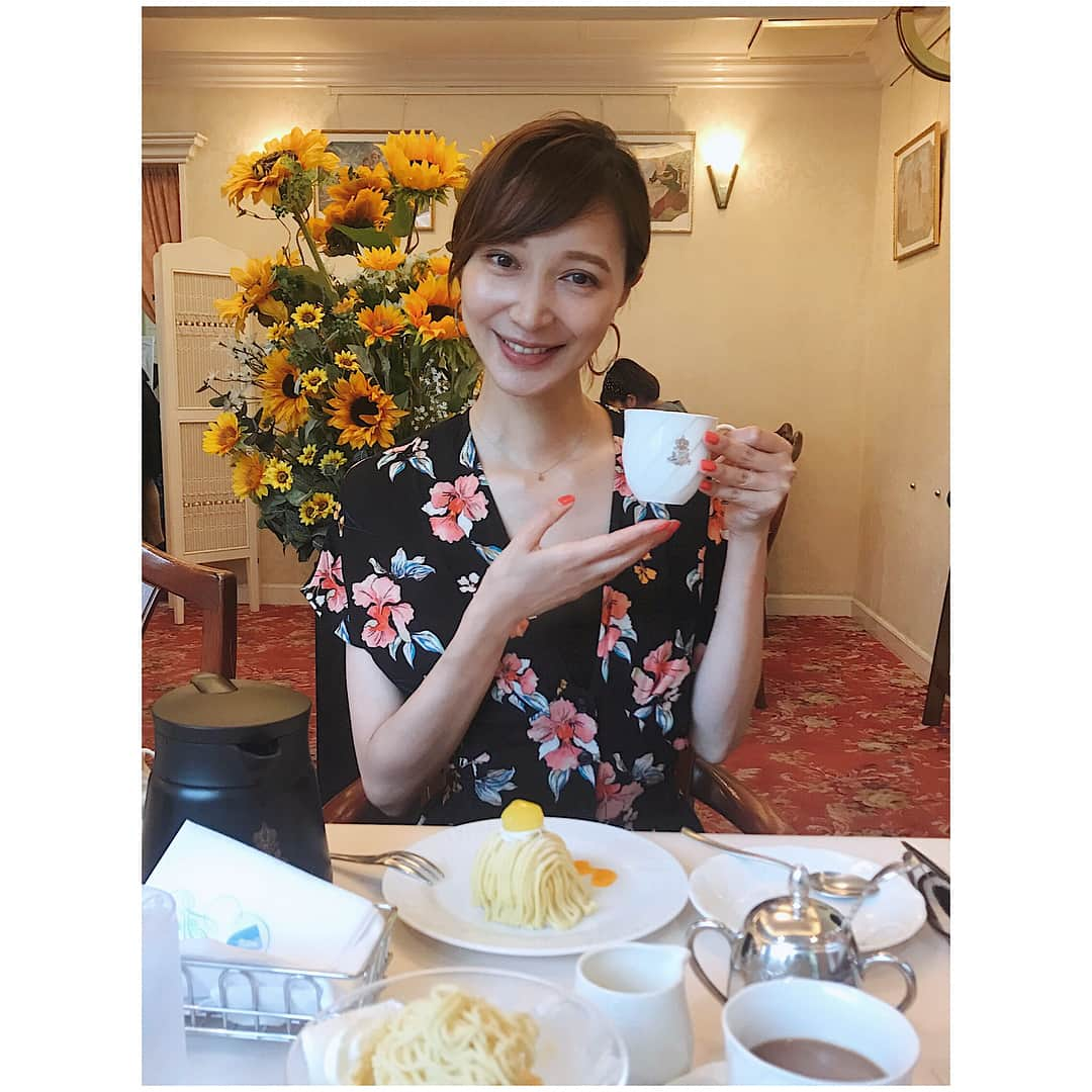 愛可さんのインスタグラム写真 - (愛可Instagram)「・ 昭和の香り漂う、原宿コロンバンでおやつタイム☕️ ・ ・ そう、この黄色いモンブランが懐かしいのです。 昭和の広告写真風にポーズ📸 ・ ・ #昭和感 #コロンバン原宿本店 #モンブラン 📸by @asami_bear」7月4日 17時03分 - aikick