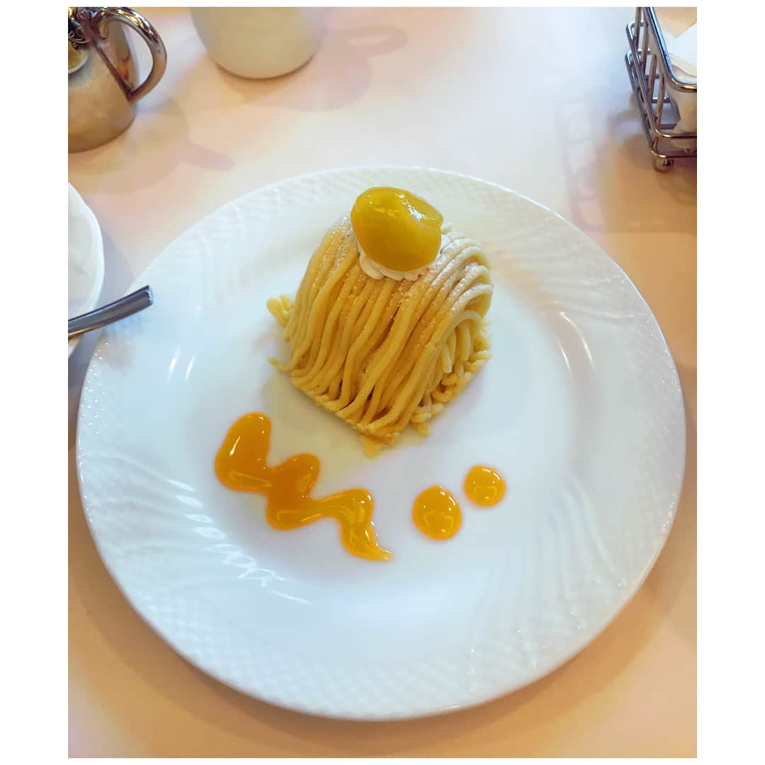愛可さんのインスタグラム写真 - (愛可Instagram)「・ 昭和の香り漂う、原宿コロンバンでおやつタイム☕️ ・ ・ そう、この黄色いモンブランが懐かしいのです。 昭和の広告写真風にポーズ📸 ・ ・ #昭和感 #コロンバン原宿本店 #モンブラン 📸by @asami_bear」7月4日 17時03分 - aikick