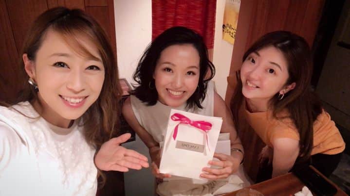 千紗れいなのインスタグラム：「🤩爆笑な2日間🤩 . ついこの前、 まゆちゃん #麗百愛 さん #91期 まあい @maimaaimaaai.k  #92期  と過ごした爆笑な2日間🤣✨ . 1日目🌈 シンガポール料理食べた後、阪神百貨店に出来た #シェイクシャック へ🤤 . . 2日目🌈 前日に急遽決まった #よしもと新喜劇 へ🤣 漫才から始まり、いつも土曜のお昼にテレビで観てたあの‼️新喜劇‼️ . . 吉本新喜劇に出演してる まあいの親友 きんちゃん こと #金原早苗 ちゃんに会えました💕 @kiiiiin37 . 急だったのに きんちゃん、ありがとう😌✨ . . #shakeshack #シンガポール料理 #ハンバーガー #よしもと新喜劇 #なんばグランド花月  #宝塚 #宝塚og まゆちゃんから #誕生日プレゼント いただきました♡ ずっと会いたかった #きんちゃん ♡ #すちこ 面白過ぎた‼️ #乳首ドリル 観れて幸せ🤣 きんちゃんの #スケバン 似合ってた♡」