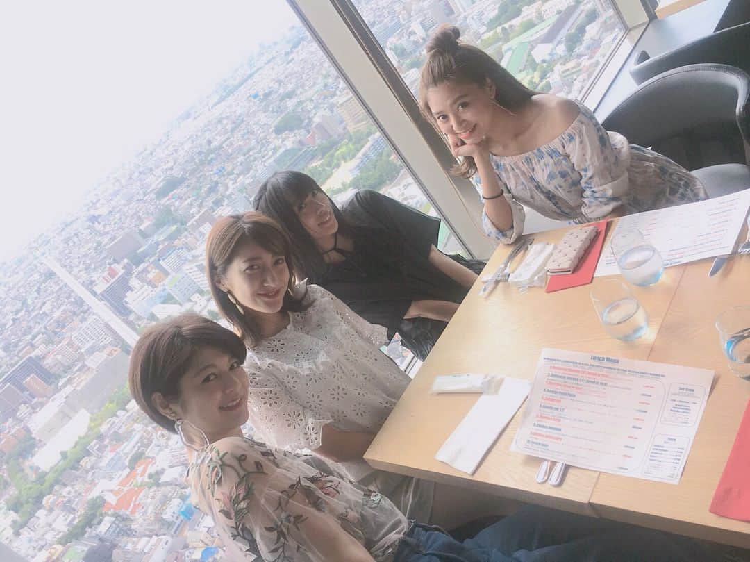 根岸愛のインスタグラム：「むっちゃんが東京来てるってんでそりゃ会いますよー😊💕先生となおみさんも一緒に恵比寿ランチからのGINZA SIX行ったことないから行こってなってセレブ妻っぽいスケジュールしてきたよ！買ったのは塩昆布だけだけど！むっちゃんまたね😭✨ #10色のレインボー #PASSPO #ぱすぽ #佐久間夏帆」