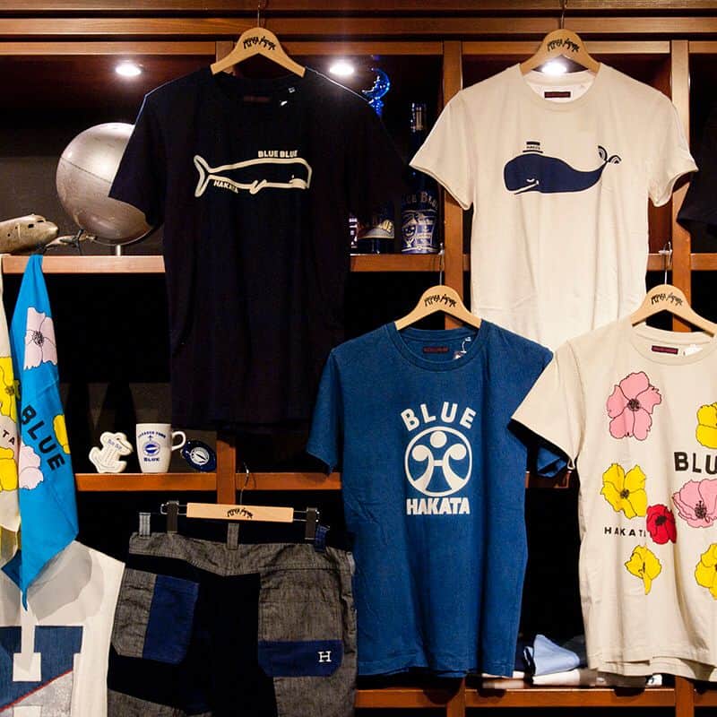 ハリウッドランチマーケットさんのインスタグラム写真 - (ハリウッドランチマーケットInstagram)「. 『BLUE BLUE HAKATA』 のPOPUP SHOPをアミュプラザ博多に期間限定オープンします。 . 6回目の開催となる今回は、「ブルーブルーハカタ」限定Tシャツや雑貨、HししゅうでおなじみのストレッチフライスTシャツシリーズに加え、オリジナルリメイクブランド「H.R.リメイク」よりアミュプラザ限定商品をご用意します。 . 10,000円（税込）以上のお買上げのお客様にオリジナルピンバッジをプレゼントします。（数量限定） この機会に是非お立ち寄りください。 . 開催期間：7/11（水）～7/17（火） . 場所：JR博多駅アミュプラザ博多6階イベントスペース 住所:福岡県福岡市博多駅中央街1番1号 お問い合わせ先:092-282-2251(ブルーブルー博多) . #アミュプラザ博多 #amuplazahakata #アミュプラザ #博多駅 #JR博多シティ #bluebluehakata #ブルーブルー博多 #popupshop #seilin #聖林公司」7月4日 18時15分 - seilin_official