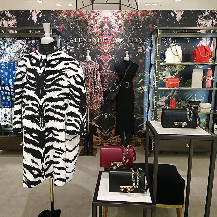 HANKYU.MODEさんのインスタグラム写真 - (HANKYU.MODEInstagram)「ALEXANDER McQUEEN POP UP STORE Until 7/24 At 2F Promotion Space23  #Hankyu #HANKYUMODE #umedahankyu #阪急うめだ本店 #うめだ阪急 #阪急百貨店 #1F #2F #バッグギャラリー #osaka #umeda #mode #alexandermcqueen #アレキサンダーマックイーン #POPUPSTORE #期間限定ショップ #bag #バッグ」7月4日 18時30分 - hankyumode