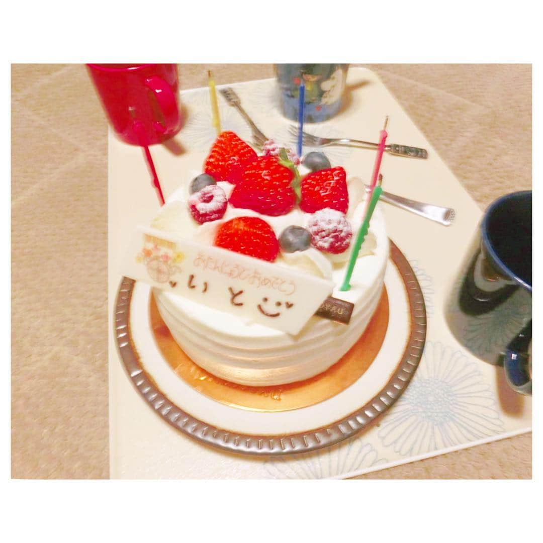 大野いとさんのインスタグラム写真 - (大野いとInstagram)「ホールケーキ嬉しい😊♡ お祝いメッセージありがとうございます☺️✨✨」7月4日 18時33分 - ohno_ito