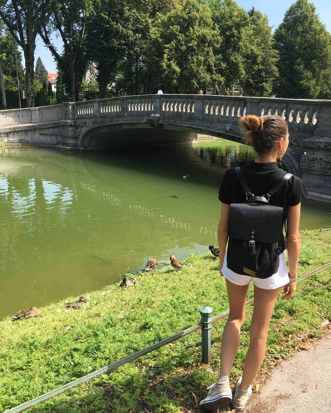 兼田カロリナさんのインスタグラム写真 - (兼田カロリナInstagram)「そういえば、短期旅行の時みんなはどんBagを使ってるのかな❓私は特にミディアムサイズが好きで、ちょうどMunichへ行く前にスウェーデン発のバックパックブランドで @gastonluga さんからタイミング良くプレゼントを頂いたの😍シンプルだけど、使いやすくてしかもレディーらしいリュック🎒短期旅行には最適だよ❗️ 私はベーシックなクラッシーデザインでブラックカラーを選んだけど、他にもたくさん可愛いのがあるので良かったらチェックしてみてね😉  http://gastonluga.com  もし購入したいって思ったら是非下記の割引券を使ってね。 ✨carolinakaneda15✨  15%OFFにプラス日本から購入したらVAT（付加価値税）20％が割引されるよ🎶  チェックしたらお気に入りのカラーやデザインを教えてね😘  #GastonLuga #backpack #ガストンルーガ #バックパック #ファッションコーデ #シンプル  #お気に入り」7月4日 20時04分 - carolinakaneda