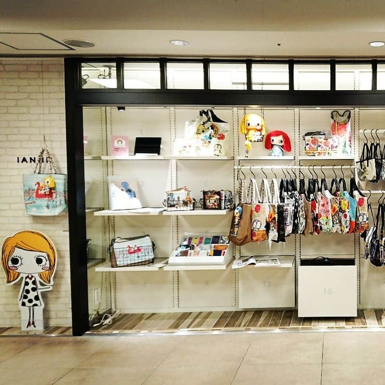 のインスタグラム：「本日よりスタート✨👏 POPUPSHOPin横浜🐧🎈 * * * #イルメール#ilemer #横浜#横浜ジョイナス  #イアンヌ#ianne横浜 #キャラクター #イーマリーちゃん #イーマリーちゃん着ぐるみ  #バッグ#ポーチ #雑貨#ハンカチ #スマホケース #ぬいぐるみチャーム #アタオ#atao横浜 #フォトジェニック #ファッション #カジュアルバッグ #大人カジュアル #ママバッグ#very #スタジオアタオ」