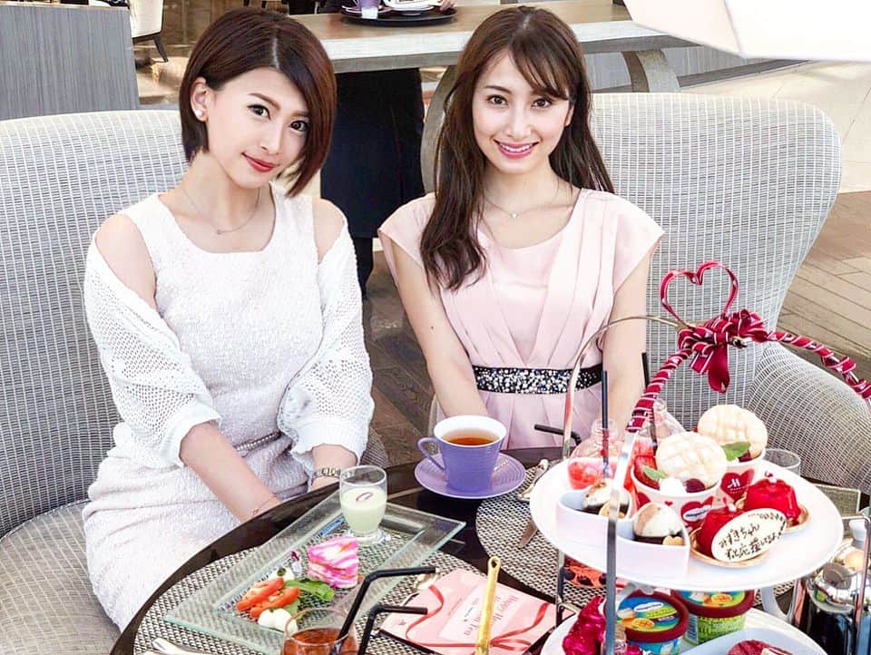 のインスタグラム：「． 間違えて消しちゃったので もう1度アップします(；ω；)♡ ． 大好きなハーゲンダッツと コラボしたアフタヌーンティー☕️🍨❤️ 見た目も可愛いしオードブルも 多めで最後まで飽きずに食べれたよ♪♪ ハーゲンダッツのマンゴープリン 初めて食べたけど美味しすぎた〜😋 ． あすかちゃんが プレートを頼んでおいてくれたの😭 優しすぎる！ありがと〜😭❤️ ． ディズニー垢 @a.asuchan 👸🏰💗 ディズニーが大好きあすかちゃん 仮装のクオリティが高すぎて すごすぎる！！！ 綺麗すぎて見惚れちゃう😍❤️ ． #tokyomarriott #tokyocafe #haagendazs #mango #icecream #surprise #afternoontea #teatime #thankyou #disney #東京マリオット #アフタヌーンティー #ホテルアフタヌーンティー #東京カフェ #カフェ巡り #マンゴープリン #アイス #ハーゲンダッツ #dハロ仮装 #disney #love #プリンセス #カフェ好き #サプライズ」