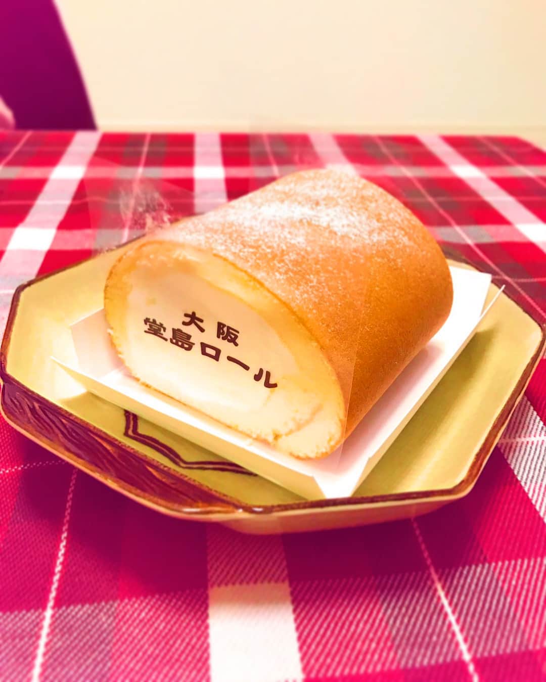 木部さんさんのインスタグラム写真 - (木部さんInstagram)「お土産で頂きました！  まいう〜！！！😋 #ロールケーキ🍰 #美味しいよ #ありがとうございます🙏 #堂島ロール #sweets #rollcake」7月4日 20時24分 - kibe_dayo