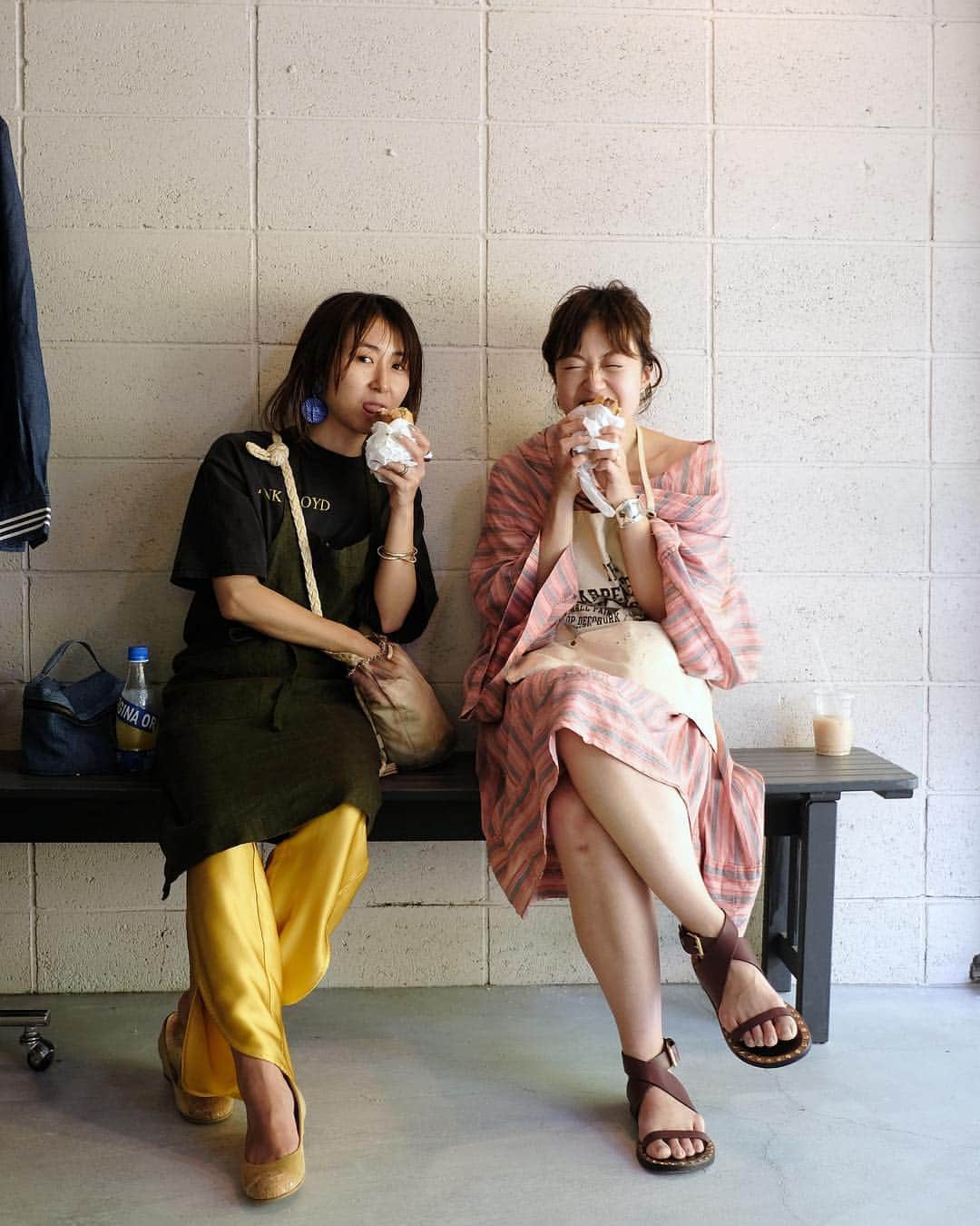 のインスタグラム：「@manico_70  and @nimu_1021 at GRLPWR flea market.﻿ ﻿ （STYLEfromTOKYO本文より）﻿ ﻿ そういえば﻿ フォトグラファーのまりこちゃん﻿ @marinko5589が﻿ 「女の子って﻿ スカート履いてクルクル回ってるだけで、﻿それだけでもうカワイイじゃないですか」﻿ って言ってたんだけど﻿ （確か「男子撮るより女子を撮るほうが簡単だ」って話をしてた時のくだりだったと思う。まったくもって首肯しかない。）﻿ ﻿ もう一つ、付け加えるなら 女の子が美味しそうに何か食べてるところって、﻿ それだけでもう、問答無用でなんかカワイイ。﻿ ﻿ ﻿ #stylefromtokyo #tokyo #マニちゃん #ニムちゃん﻿」