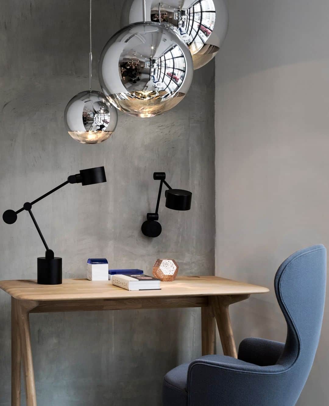 のインスタグラム：「An extraordinarily quiet corner in our Hong Kong shop featuring MIRROR BALL pendants, BOOM wall and table lights, SLAB table, WINGBACK dining chair and LID accessories.  #tomdixon #tomdixonHK #tomdixonHONGKONG #tomdixonMIRROBALL #tomdixonBOOM #tomdixonSLAB #tomdixonWINGBACK」