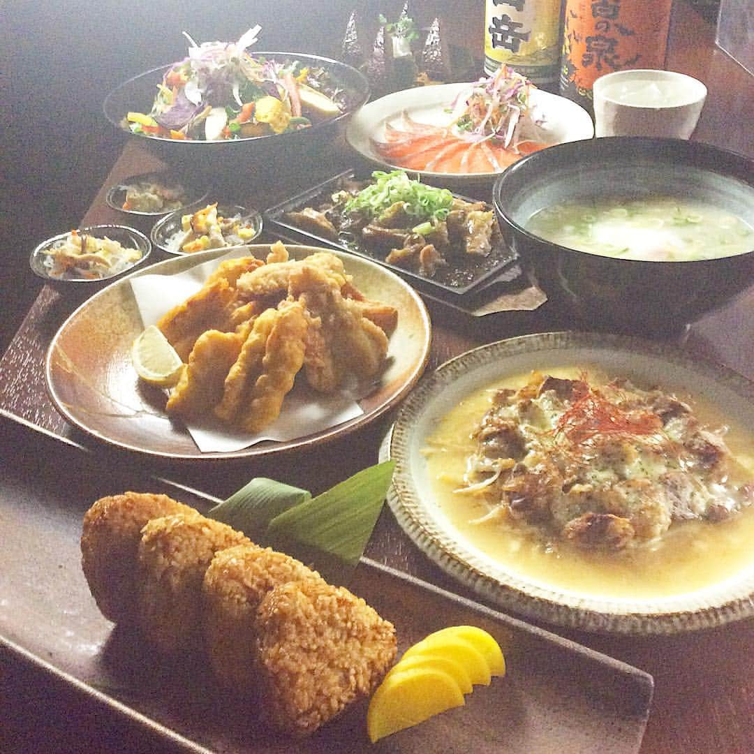 鶏三味　駅前店のインスタグラム：「新しい鶏三味コース紹介🤗  彩鮮やかな料理をご堪能下さいませ😁  お待ちしております。  #広島駅新幹線口  #鶏三味 #個室居酒屋  #鶏三味コース #色鮮やか」