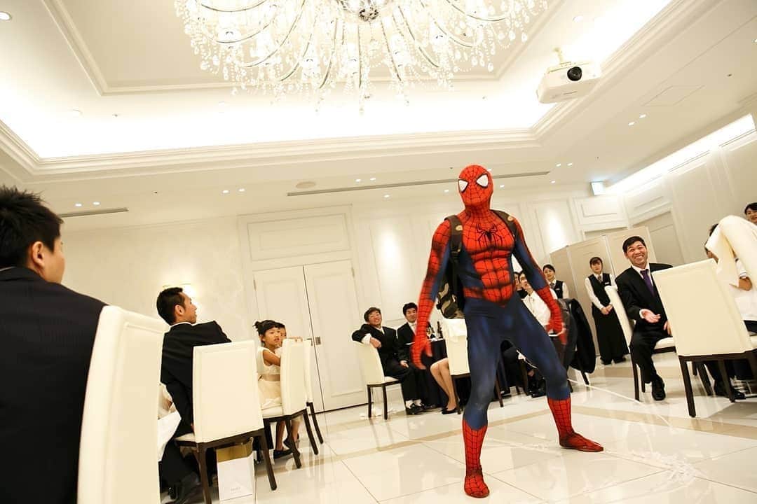 Japanese Spidermanさんのインスタグラム写真 - (Japanese SpidermanInstagram)「結婚式にスパイダーマン？！ 新郎がスパイダーマン好きということでサプライズで登場！  こんな演出を旦那に内緒で考えた奥さんて素敵。  #週末ヒーロー  #スパイダーマン#ユニバ#結婚式#結婚#披露宴#ヒーロー#マーベル#カップル#コスプレ#プレゼント#サプライズ#spiderman#movie #cosplay #marvel #一眼レフ#被写体#cos#素敵」8月2日 18時25分 - takemix5271
