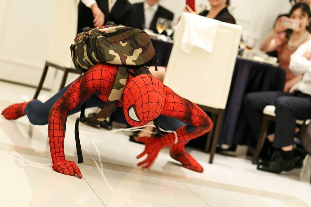 Japanese Spidermanさんのインスタグラム写真 - (Japanese SpidermanInstagram)「結婚式にスパイダーマン？！ 新郎がスパイダーマン好きということでサプライズで登場！  こんな演出を旦那に内緒で考えた奥さんて素敵。  #週末ヒーロー  #スパイダーマン#ユニバ#結婚式#結婚#披露宴#ヒーロー#マーベル#カップル#コスプレ#プレゼント#サプライズ#spiderman#movie #cosplay #marvel #一眼レフ#被写体#cos#素敵」8月2日 18時25分 - takemix5271