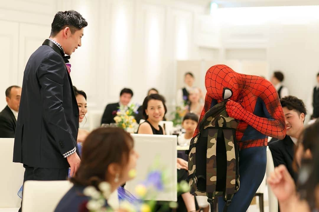 Japanese Spidermanさんのインスタグラム写真 - (Japanese SpidermanInstagram)「結婚式にスパイダーマン？！ 新郎がスパイダーマン好きということでサプライズで登場！  こんな演出を旦那に内緒で考えた奥さんて素敵。  #週末ヒーロー  #スパイダーマン#ユニバ#結婚式#結婚#披露宴#ヒーロー#マーベル#カップル#コスプレ#プレゼント#サプライズ#spiderman#movie #cosplay #marvel #一眼レフ#被写体#cos#素敵」8月2日 18時25分 - takemix5271