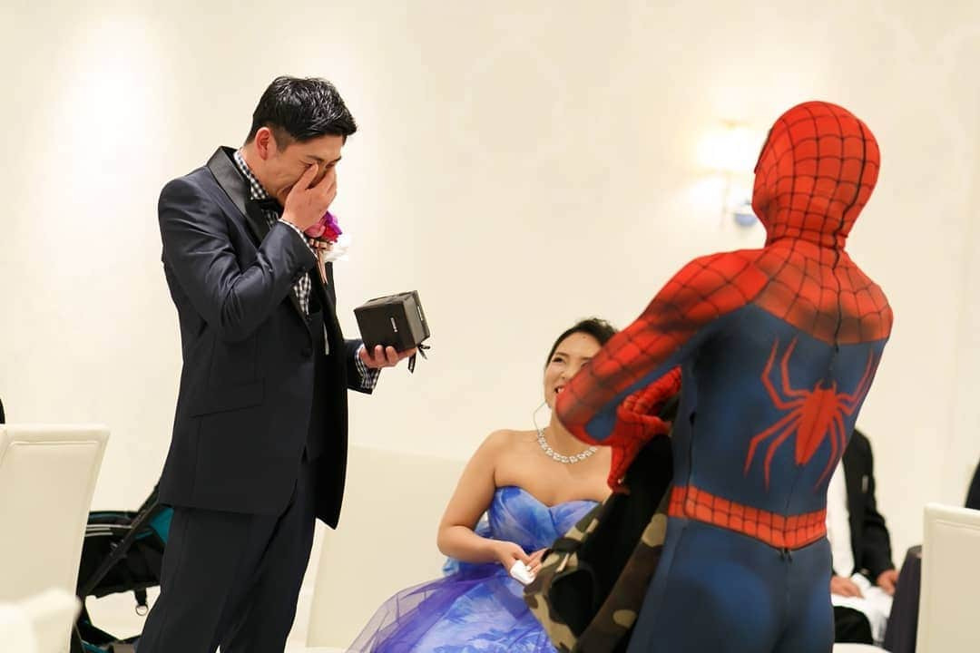 Japanese Spidermanさんのインスタグラム写真 - (Japanese SpidermanInstagram)「結婚式にスパイダーマン？！ 新郎がスパイダーマン好きということでサプライズで登場！  こんな演出を旦那に内緒で考えた奥さんて素敵。  #週末ヒーロー  #スパイダーマン#ユニバ#結婚式#結婚#披露宴#ヒーロー#マーベル#カップル#コスプレ#プレゼント#サプライズ#spiderman#movie #cosplay #marvel #一眼レフ#被写体#cos#素敵」8月2日 18時25分 - takemix5271