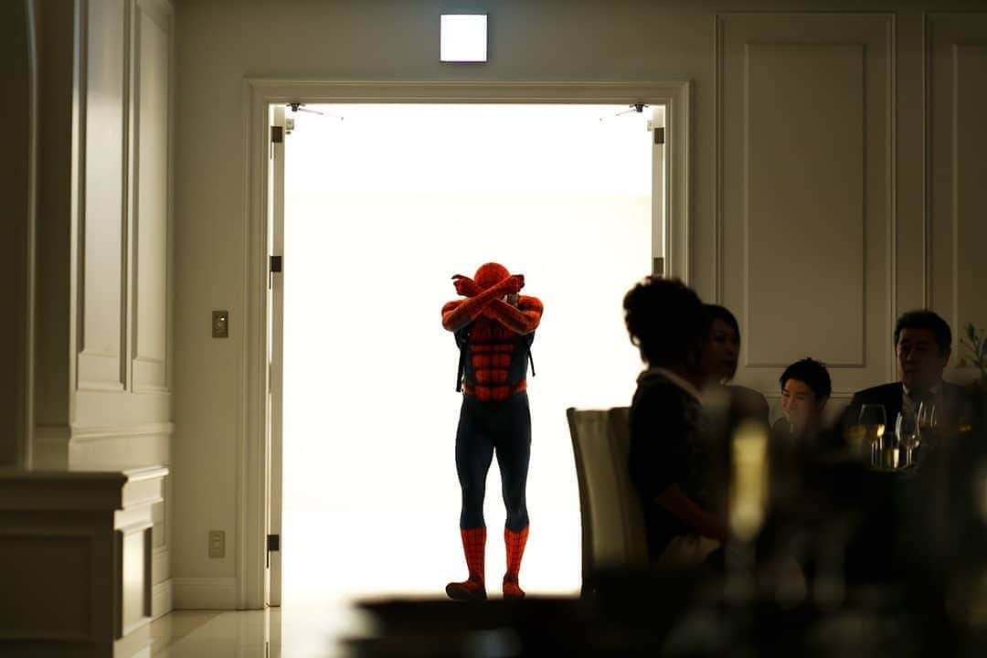 Japanese Spidermanさんのインスタグラム写真 - (Japanese SpidermanInstagram)「結婚式にスパイダーマン？！ 新郎がスパイダーマン好きということでサプライズで登場！  こんな演出を旦那に内緒で考えた奥さんて素敵。  #週末ヒーロー  #スパイダーマン#ユニバ#結婚式#結婚#披露宴#ヒーロー#マーベル#カップル#コスプレ#プレゼント#サプライズ#spiderman#movie #cosplay #marvel #一眼レフ#被写体#cos#素敵」8月2日 18時25分 - takemix5271