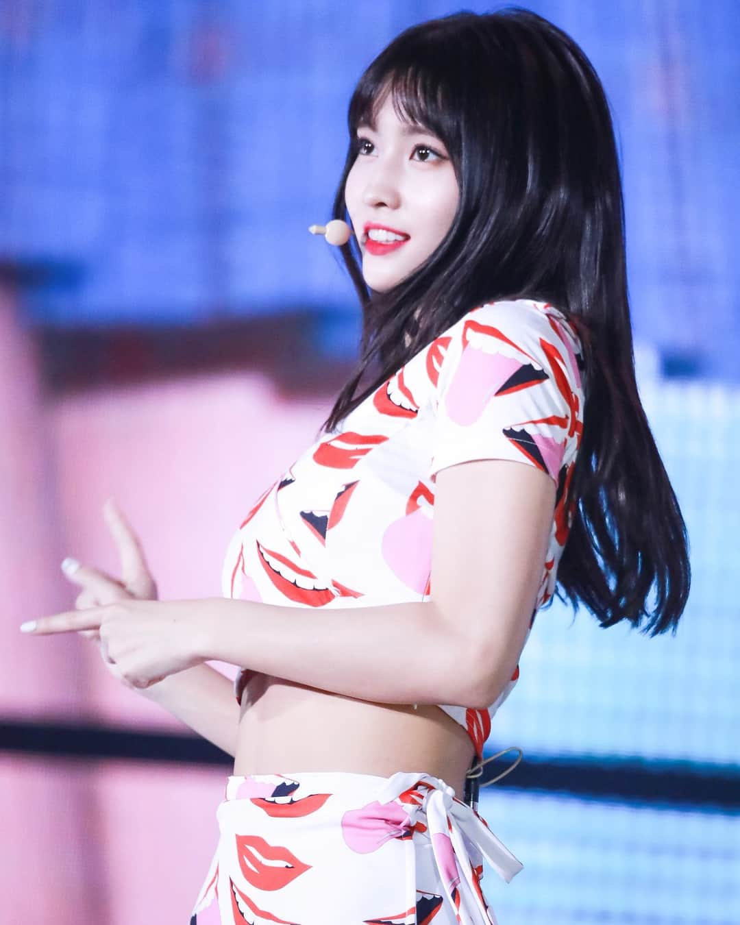 モモさんのインスタグラム写真 - (モモInstagram)「♡ [Fantaken] #모모 - 180801 2018 Korea Music Festival Day 1  #트와이스 #모모 #平井もも #もも #TWICE © fairyism」8月2日 18時45分 - momojype