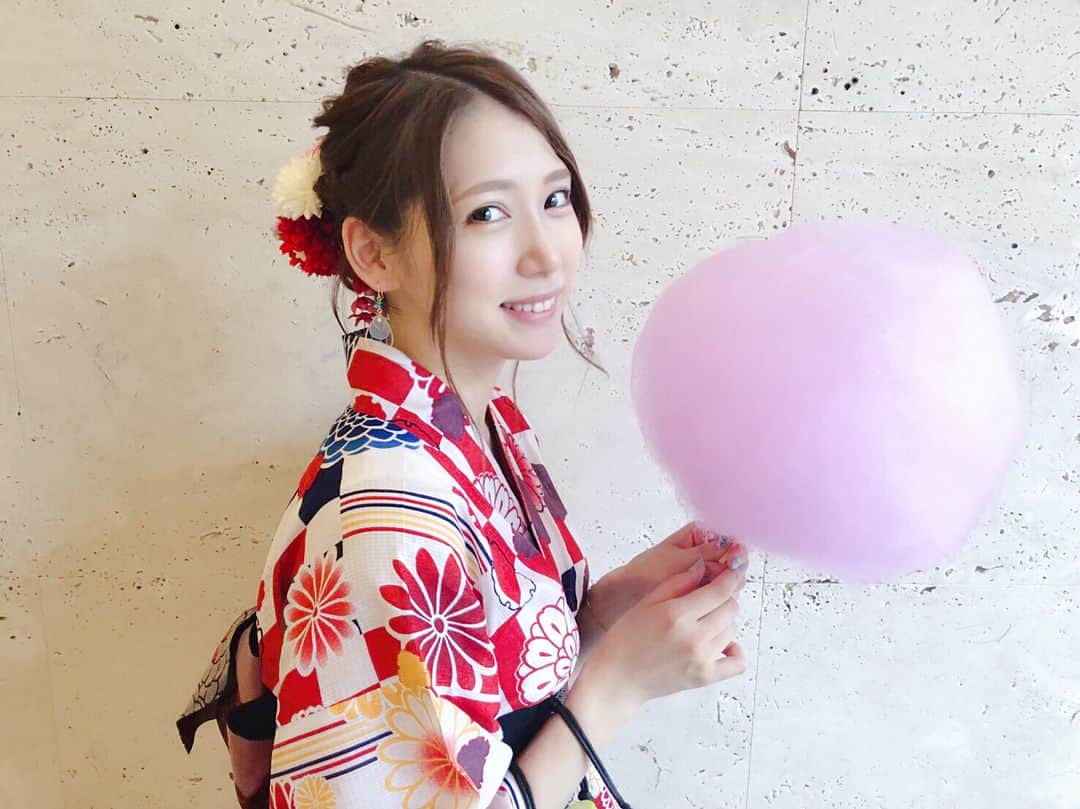 茂木忍のインスタグラム：「. 大川莉央ちゃんと夏祭り行ってきました🌻🌈 . 浴衣着たの〜👘✨ 夏が始まった〜！ . なんと！お姉ちゃんが着付けも髪もやってくれたのです！ いい姉をもったなぁ〜👩‍❤️‍👩感謝✨」