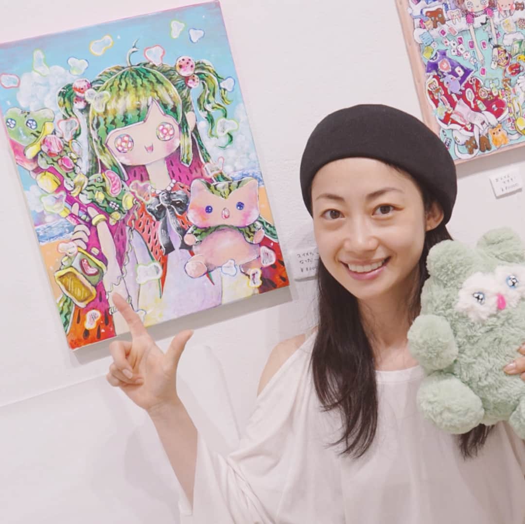 肘井美佳さんのインスタグラム写真 - (肘井美佳Instagram)「Satsuki Amemiya solo exhibition. 雨宮沙月ちゃんの個展へ。片付けのお手伝いも(^^) #amemi #art #大胆さと繊細さ #オリジナリティがすごい #1番好きな絵とパチリ #きなこまぶしわらびもちがえる #小西と帽子がかぶった」8月2日 18時55分 - mikahijii