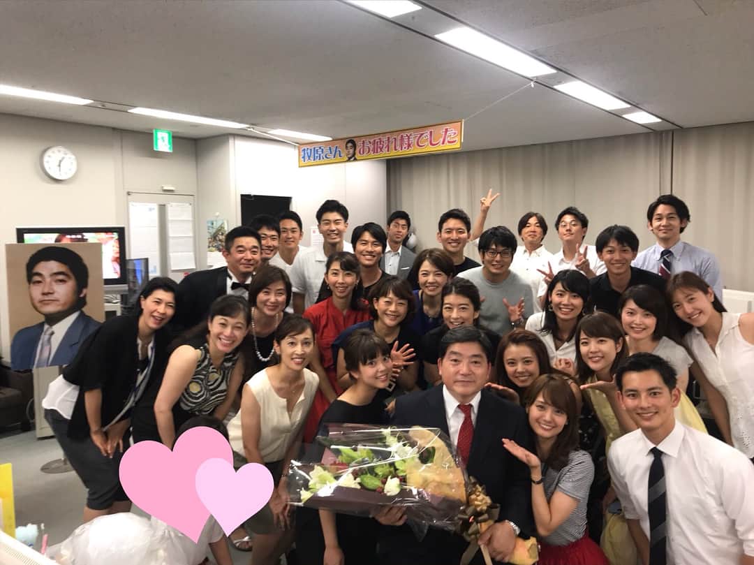 フジテレビアナウンサーのインスタグラム：「27年前、私が入社した時からずっと穏やかだった牧原さん。常にアナウンス室の為になる事は何かを考えて行動していらっしゃいました。なかなか出来る事ではありませんが、我らがマッキーの精神を受け継いで行きます‼️ 牧原さんのラストマジック忘れません。 西山より  #みんな大好き #マッキー #牧原俊幸 アナ #卒業セレモニー  #社内中から100人近く集まりました 司会は #伊藤利尋 アナ と #西山喜久恵 アナ #局アナ としてのラストマジック  #長い間ありがとうございました #これからもずっと … #フジテレビアナウンサー」