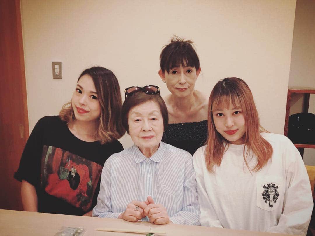 川戸沙羅のインスタグラム：「HAPPY BIRTHDAY👵🏻🎂✨ 昨日はおばあちゃんの81歳のお誕生日❣️ 元気で居る為に運動を始めて若返ってた🌈🌈🌈 丸1日一緒に過ごす事が出来て幸せだった😍😘😍 私と瑞伽は一緒に居るとずっとふざけてるんだけど、笑って見てくれてるの🤣  大好きっっ❤️ #family #birthday #traning #workout #fitness #トレーニング #フィットネス #ワークアウト #筋トレ女子 #筋トレ家族 #ランチ #ディナー #お誕生日 #美尻 #美脚 #赤坂ジム」