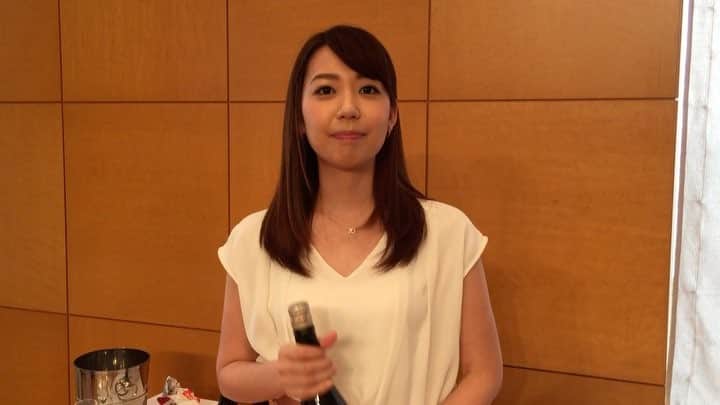 須黒清華のインスタグラム：「今日発表されたのは、西日本豪雨の被害で出荷できなくなった日本酒「獺祭」と、漫画「島耕作」のコラボ商品。 1200円で販売され、そのうち200円は被災地に寄付されます。 この商品に込められた、作り手と作者弘兼氏の思いとは。 この後のWBSでお伝えします！ バッチリ試飲もさせて頂きました😋 #ワールドビジネスサテライト #獺祭 #島耕作 #日本酒 #被災地支援 #チャリティ日本酒」