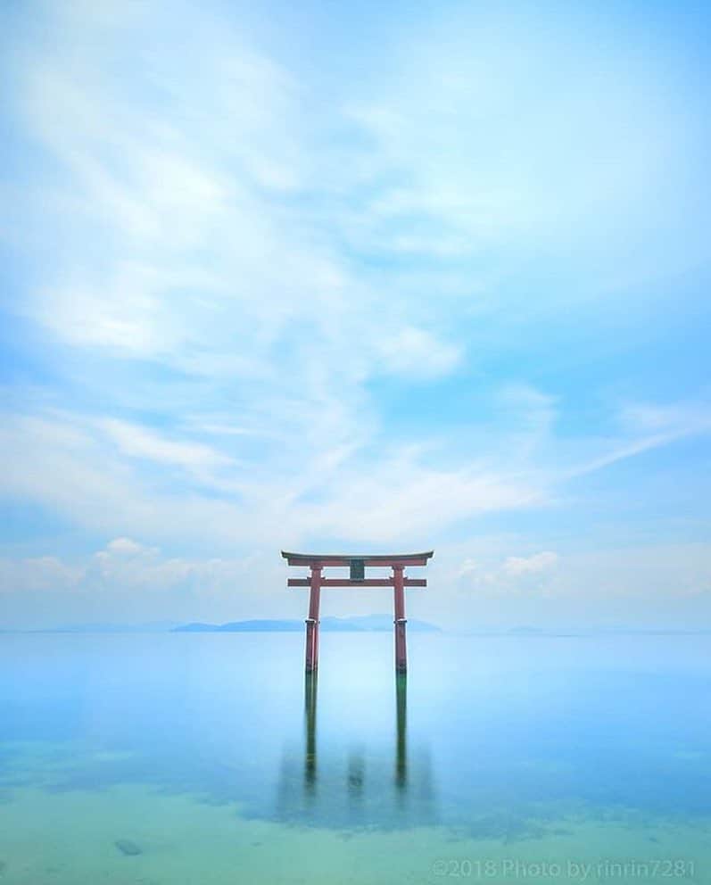 aumoさんのインスタグラム写真 - (aumoInstagram)「【 #神社 × #湖 】 . 滋賀県にある、白鬚神社で撮影されたこちらの写真📸琵琶湖の中にある鳥居には、なんとも言えない荘厳さがありますね⛩ . Credit：@rinrin7281さん 素敵なお写真をありがとうございます☺︎ . あなたが撮影した素敵な写真に﻿﻿ 「#aumo」を付けて教えてください♡ あなたの投稿が明日紹介されるかも♪﻿﻿﻿ . aumoアプリは毎日配信！おでかけや最新グルメなどaumo読者が気になる情報が満載♡﻿﻿ ダウンロードはプロフィールのURLから✔︎﻿ (iPhone&Android版)﻿ . . #滋賀旅行 #滋賀観光 #白鬚神社 #夏#風景#絶景#旅#おでかけ#国内旅行#風景写真#日本の風景#綺麗な景色#ダレカニミセタイケシキ#カメラ女子部#景色最高#日本の絶景#旅行好き#旅好きの人と繋がりたい#スポット#カメラ撮ってる人と繋がりたい#あなたとみたい景色#景色綺麗#日本の景色#絶景ポイント#絶景スポット#写真楽しむ部#写真好キト繋ガリタイ」8月2日 19時50分 - aumo.jp