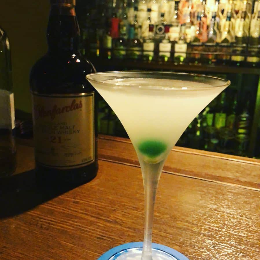 蒼山幸子さんのインスタグラム写真 - (蒼山幸子Instagram)「曲作りの毎日で 最近飲めてませんが いいのだ。がんばるのだ。  日本酒や大衆酒場も とても好きだけど たまにはバーにいくのも 楽しい。 ウイスキーやカクテルの世界も 奥深いですよね。🐕 ひっそりしたお店をすこしずつ  開拓したい気持ち。 #seventhheaven」8月2日 20時17分 - sachiko_aoyama