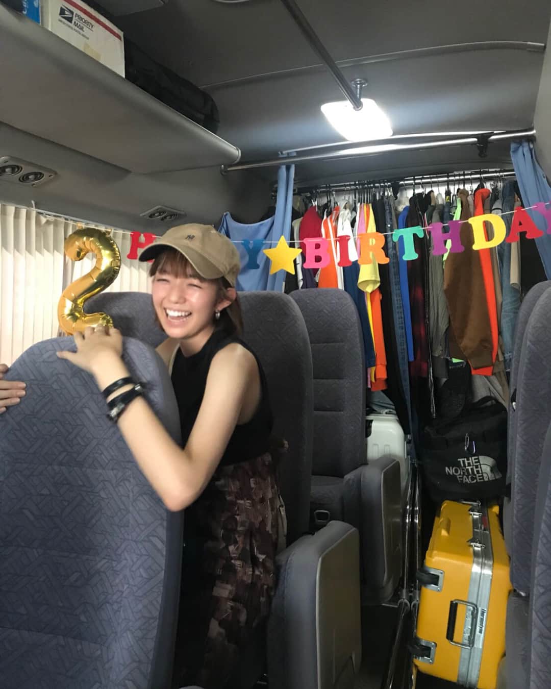 佐藤栞里さんのインスタグラム写真 - (佐藤栞里Instagram)「おはよー！ とロケバスに乗り込むと あれまなんとおめでたい デコレーション😳✨ まだお誕生日続いてた！ 不意打ちもまた、嬉しい☺️ ありがとう、ありがとう、、 @mini_tkj🐻❤️」8月2日 21時35分 - satoshiori727